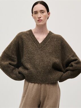 Babaa no75 Chunky V-Neck Pullover Sweater in Oak